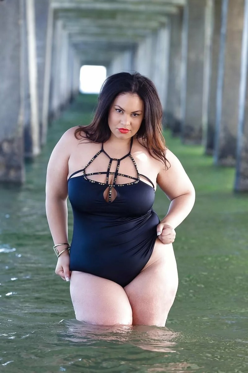 Samantha German plus saz