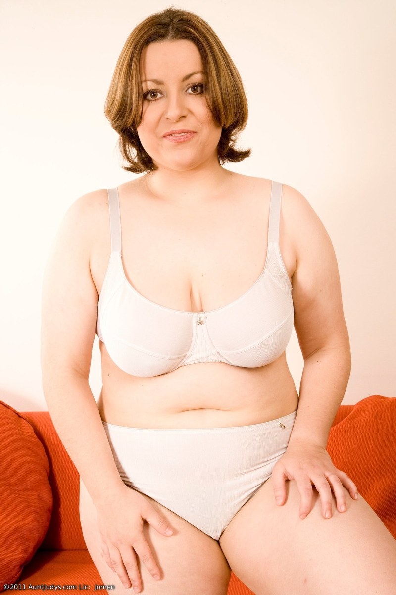 Older women in pantalons