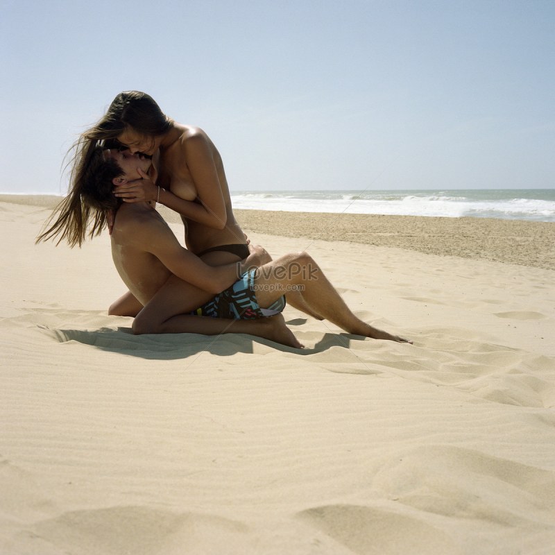 Passionate kisses on the beach