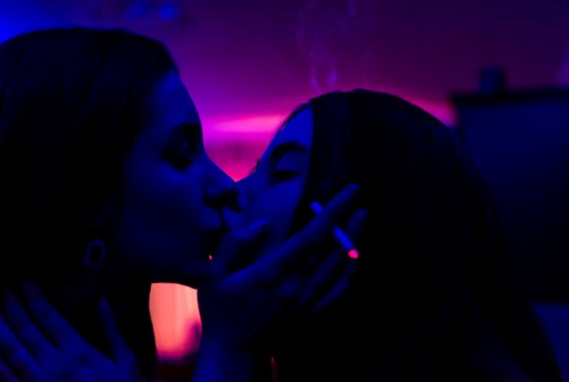 Girls Kiss Neon