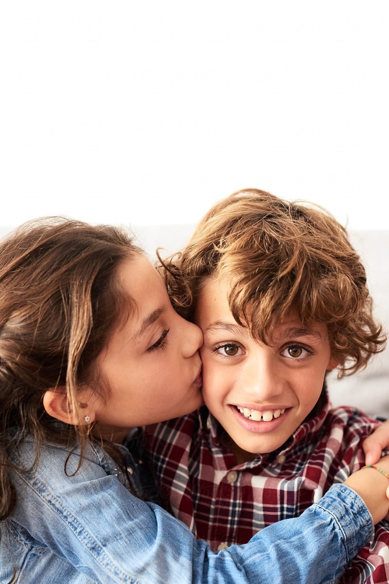 Children kiss with the tongue