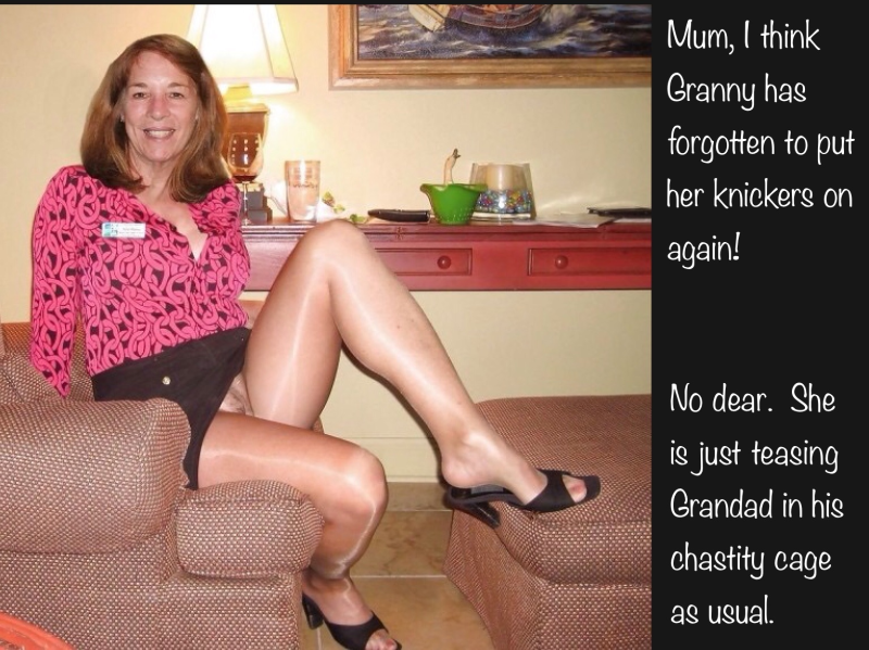 Upskirt mommy in pantyhose