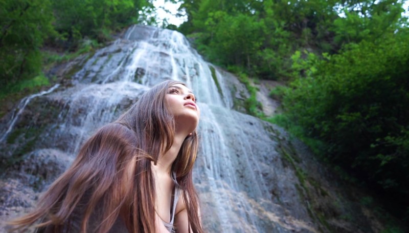 Young pussy in the bath