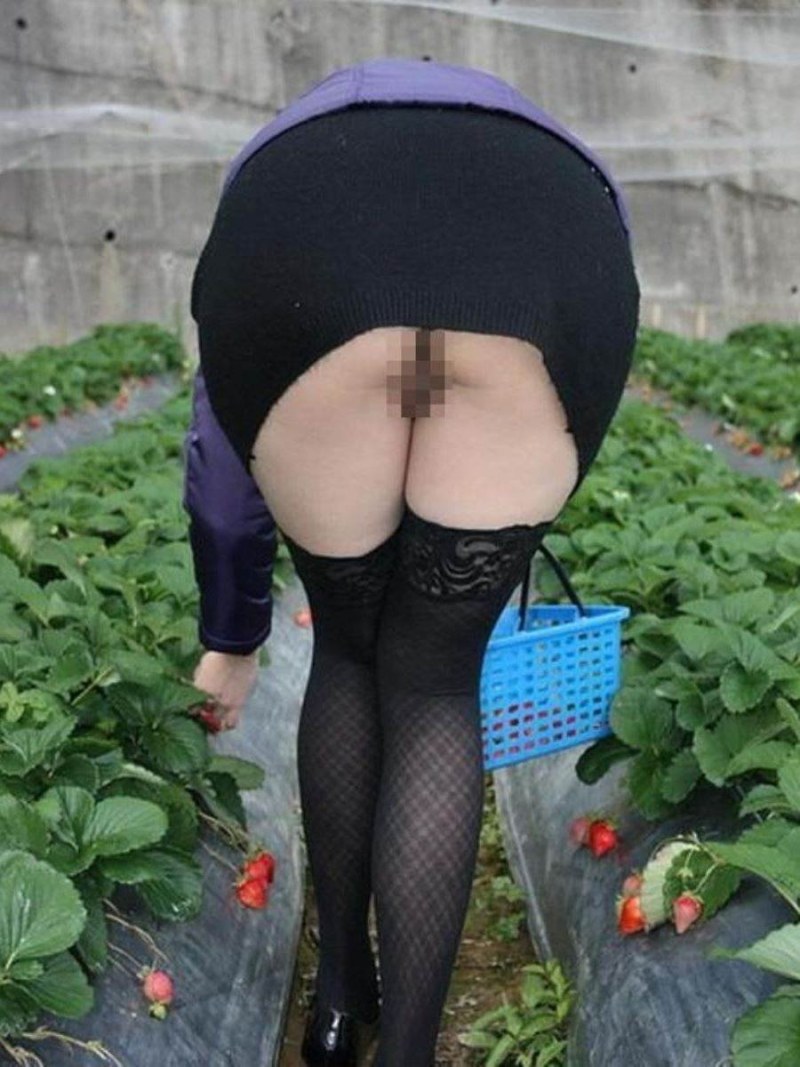 Girls without panties under a skirt