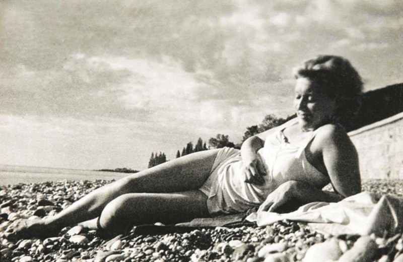 Lyubov Orlova in his youth in a swimsuit