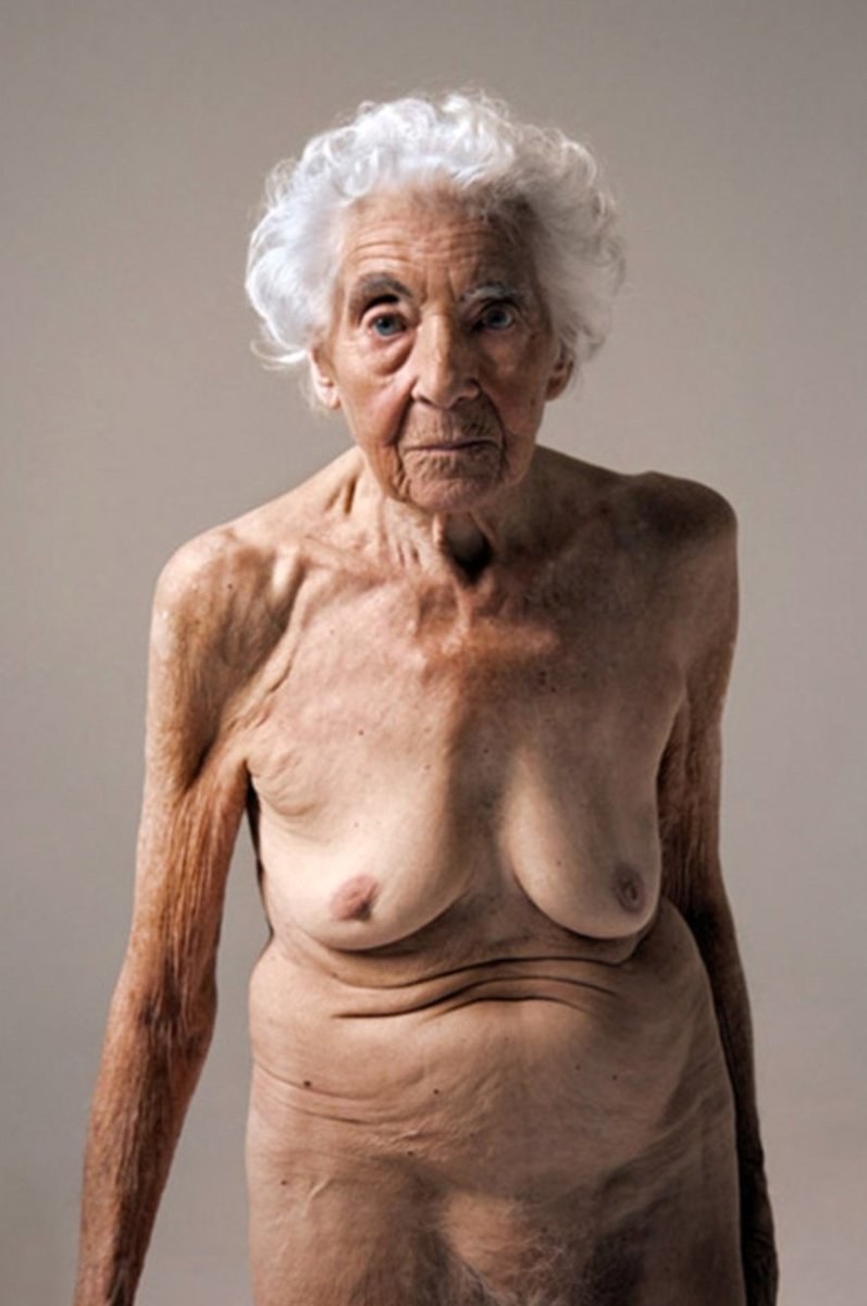 Naked couples are young and elderly