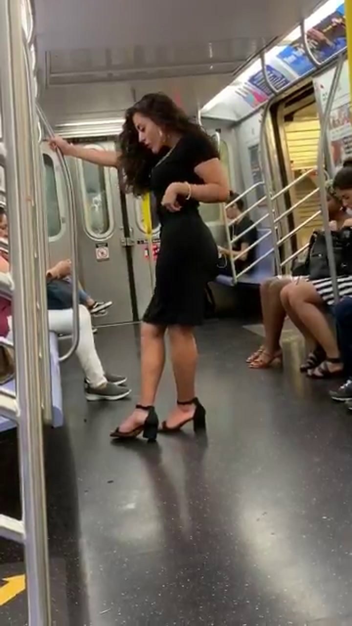 Девочка в метро