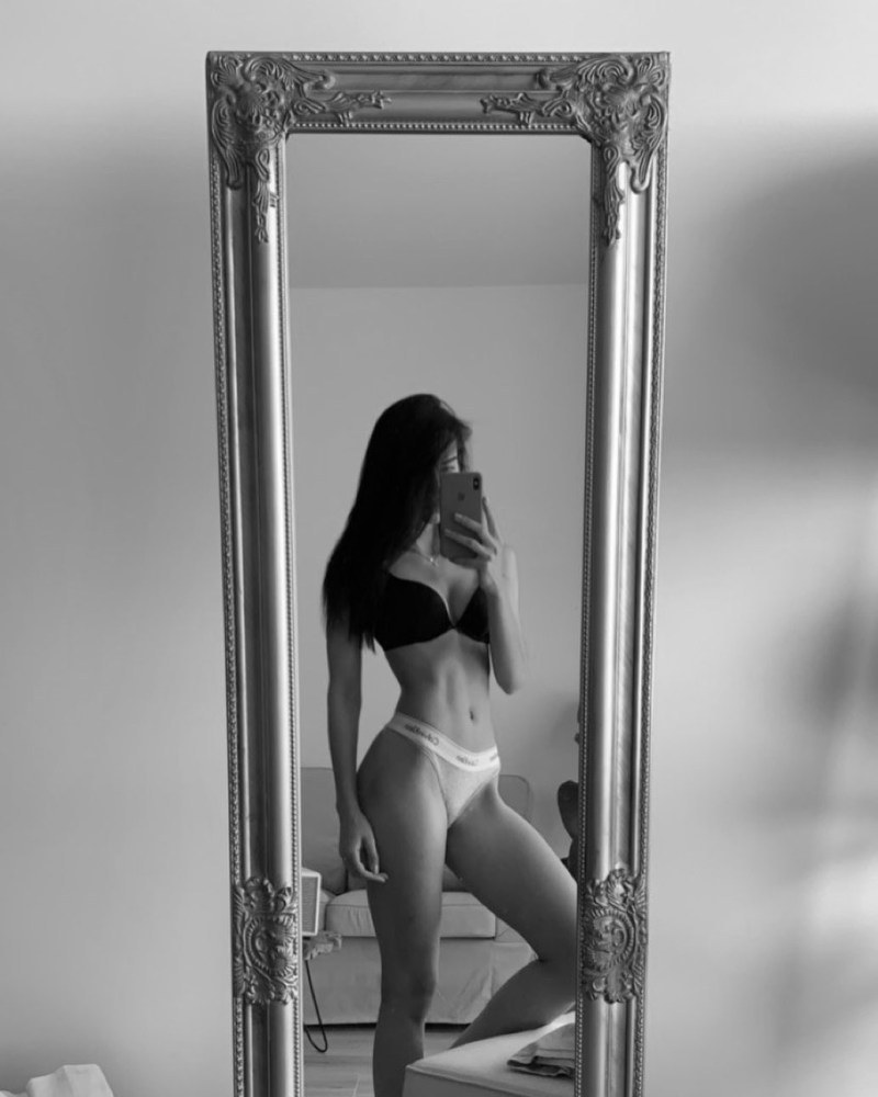 Maria Boltneva barefoot