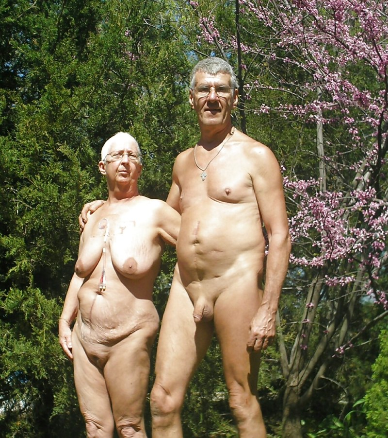 Naked couples are young and elderly