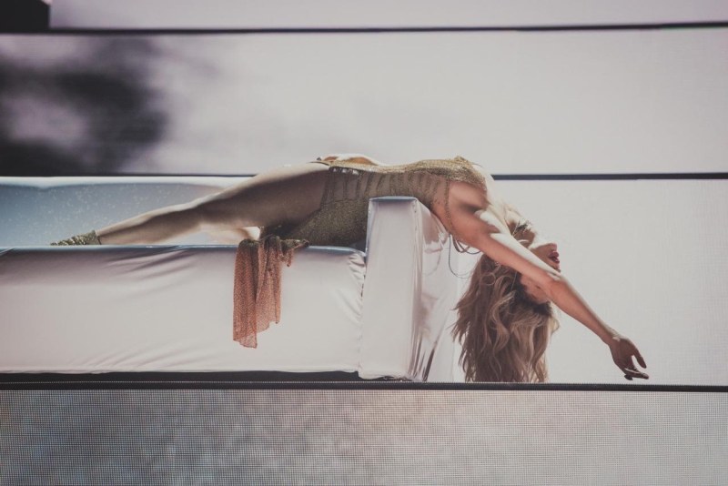 Laboda on the toilet