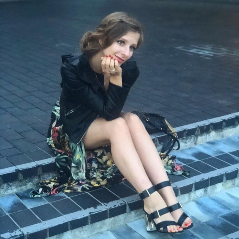 Elizabeth Arzamasov legs