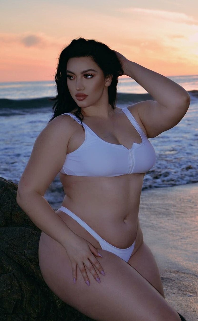 Jasmina Marazita in heels