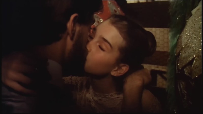 Brooke Shields on the beach with daughters