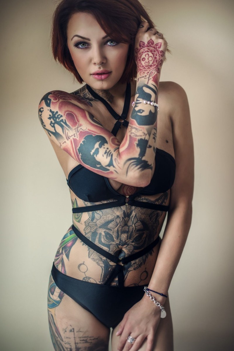 Juicy girl with tattoo sleeves