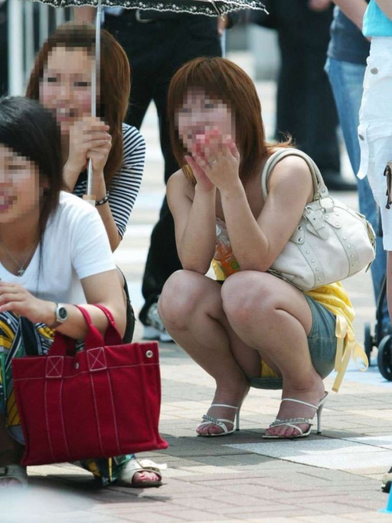 Japanese girls squat
