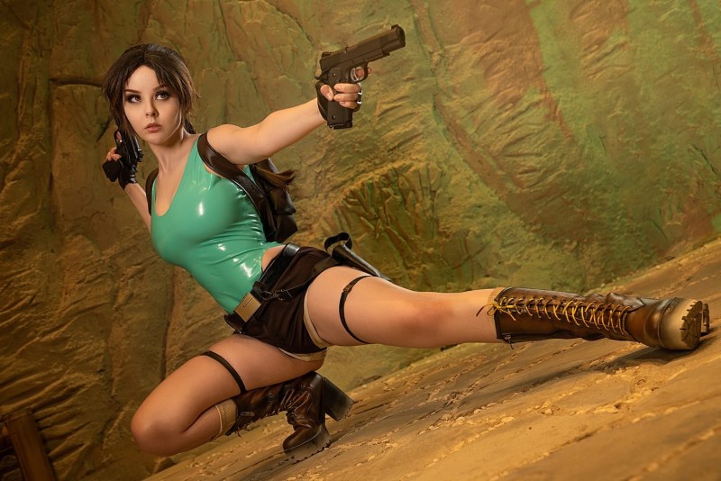 Lara Croft game cosplay