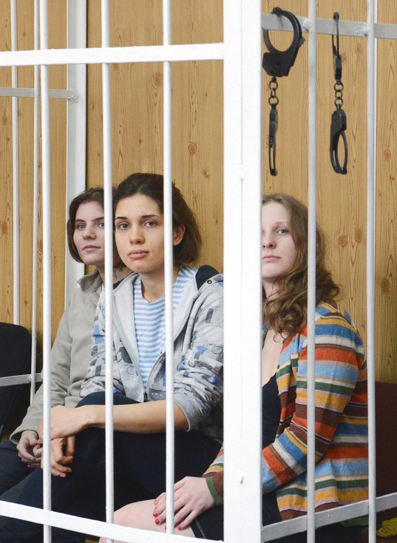 Black wallpaper with the inscription