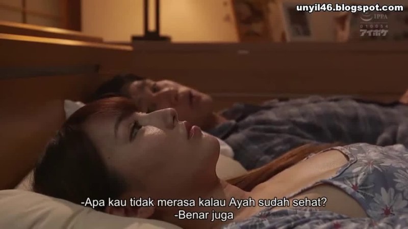 Daughter and mother silhouette at sunset