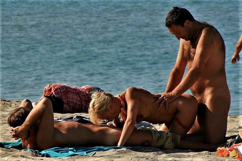 Erotic moments on the beach
