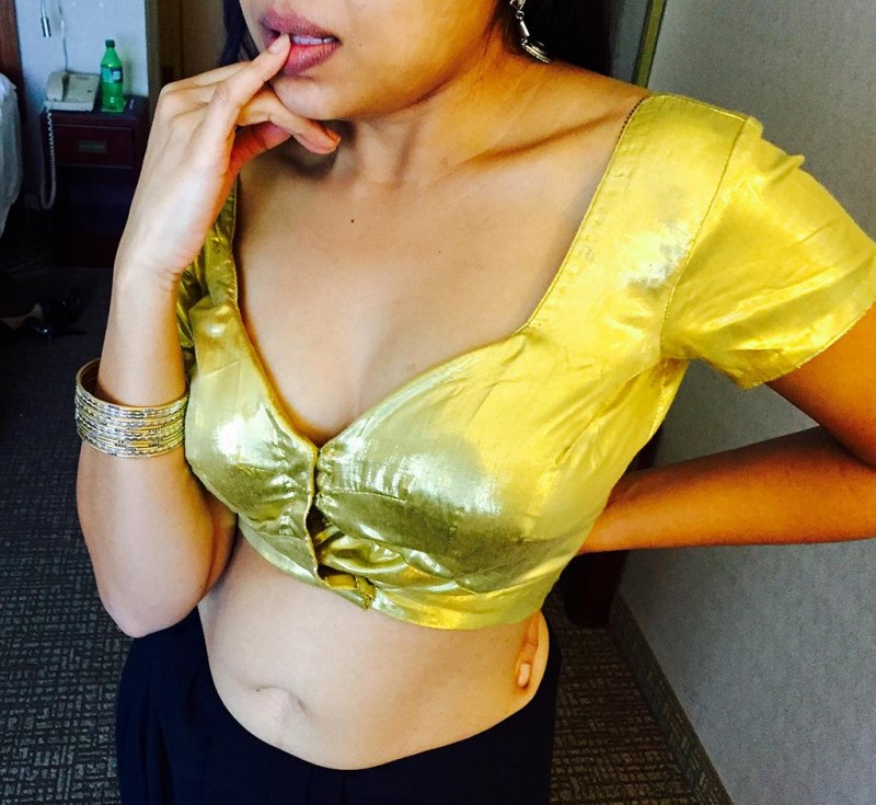 Sexy Indian bhabhi undress a girl