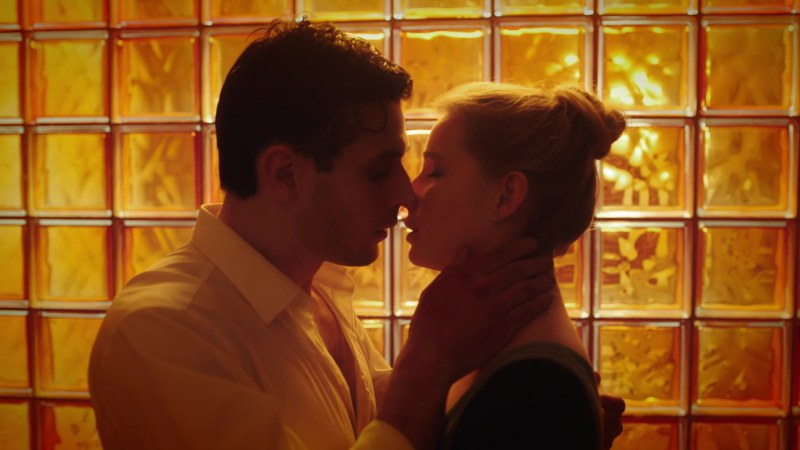 Varya and Sasha War for the hotel