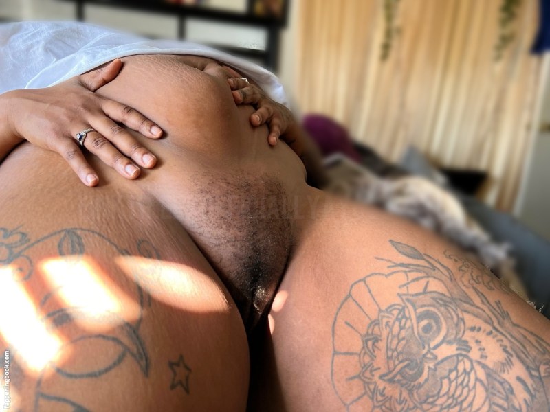 Negro licks white pussy