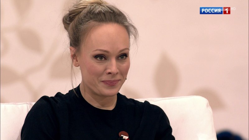 Olga Lomonosova barefoot