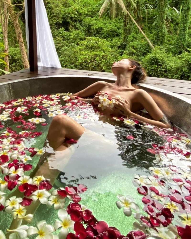 Dorofeeva naked with flowers