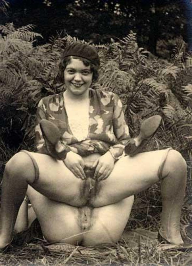 Old naked women retro
