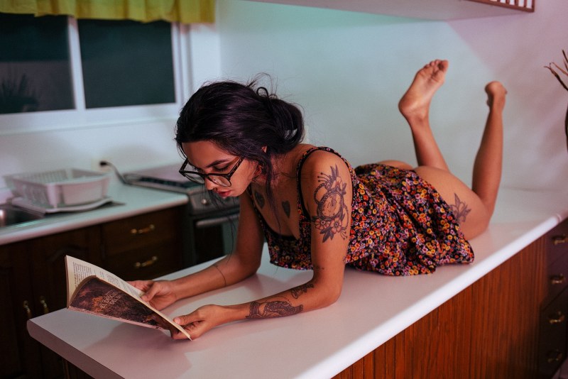 Valerie Ernandes barefoot