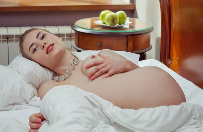 Pregnant naked Ilona