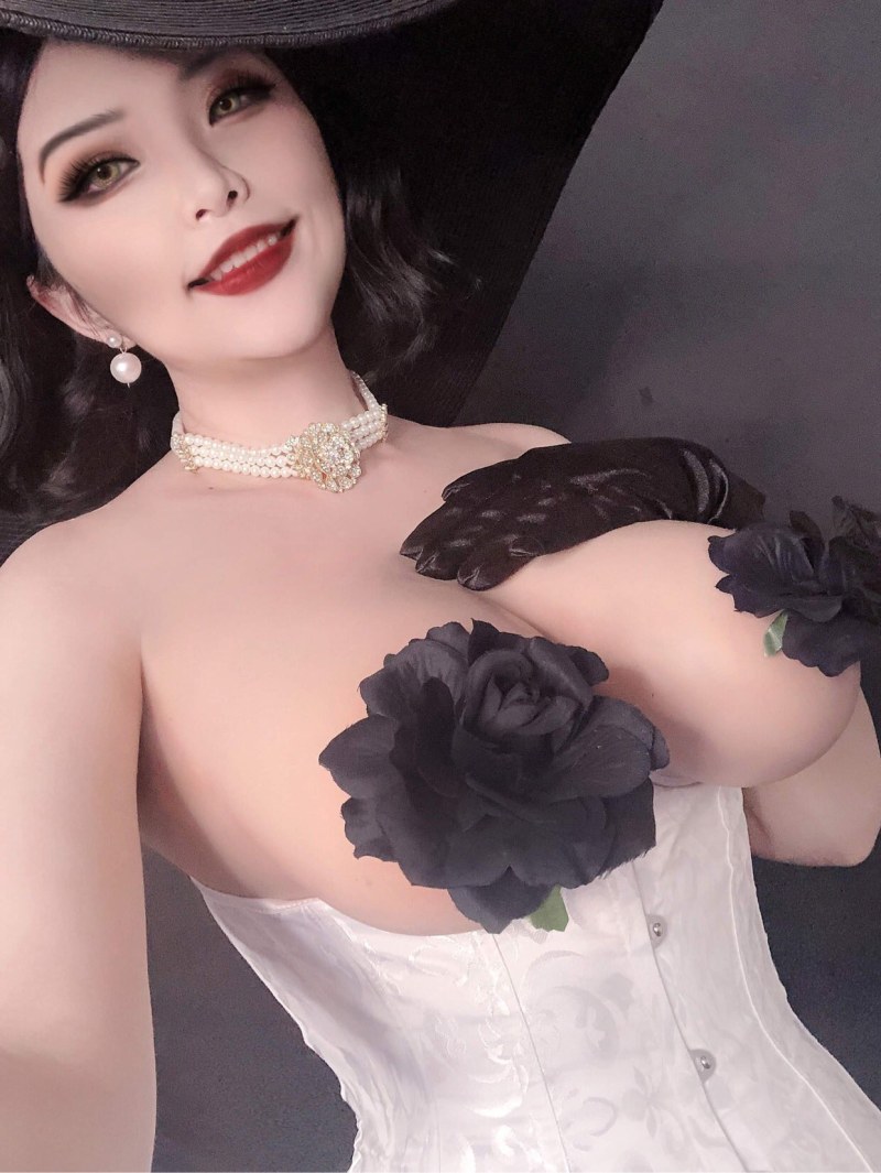 Cosplayer Alice Arefieva Lady Dimitrescu