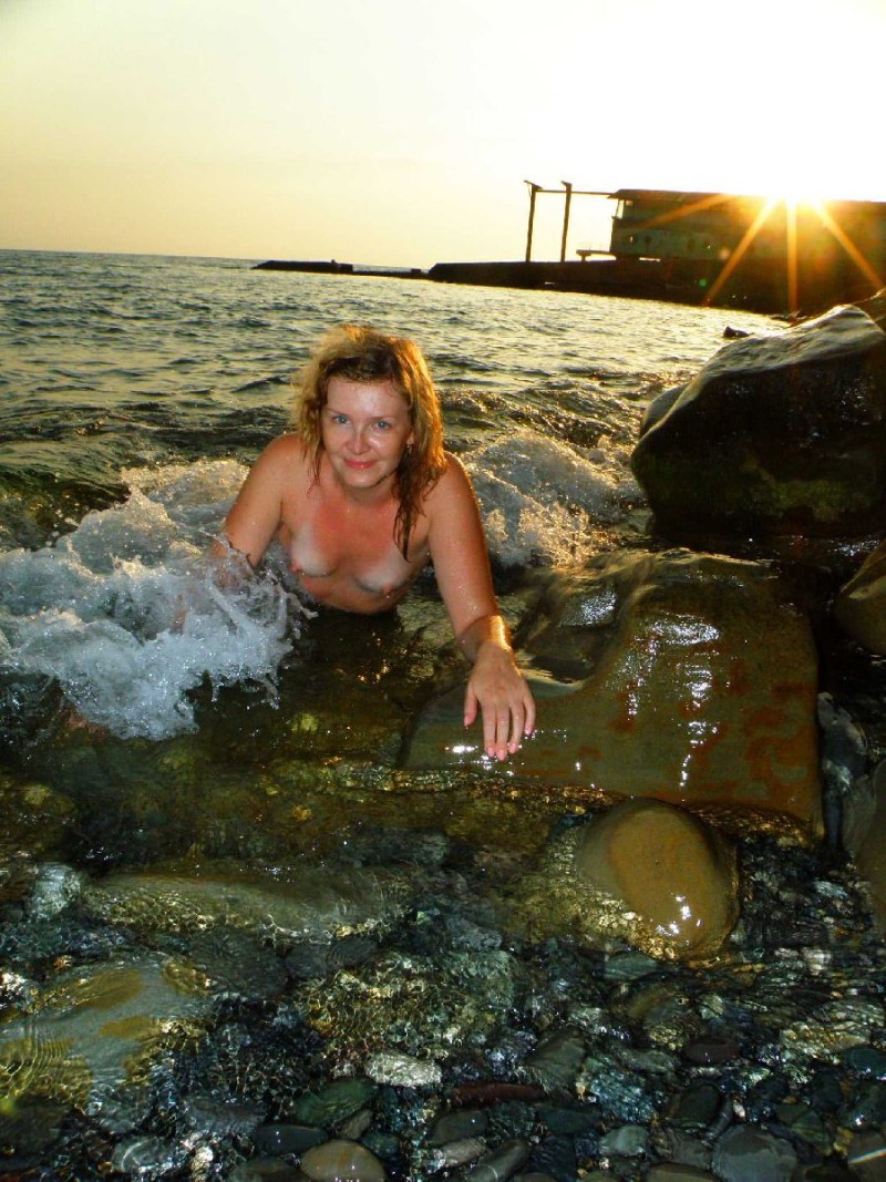 Wife without complexes on vacation