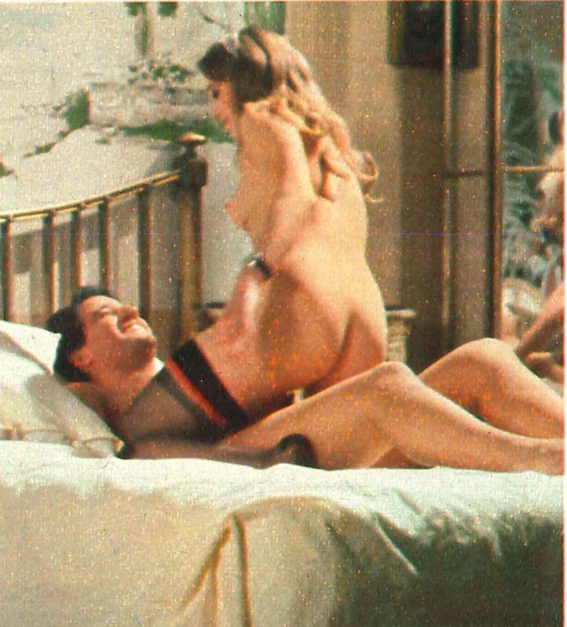 Eleanor Burtoni is naked