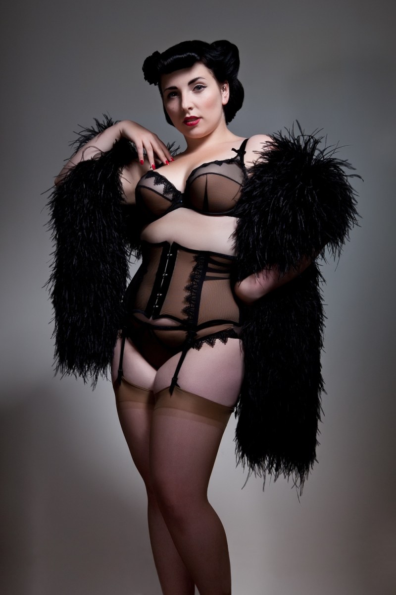 Burleske model plus saz