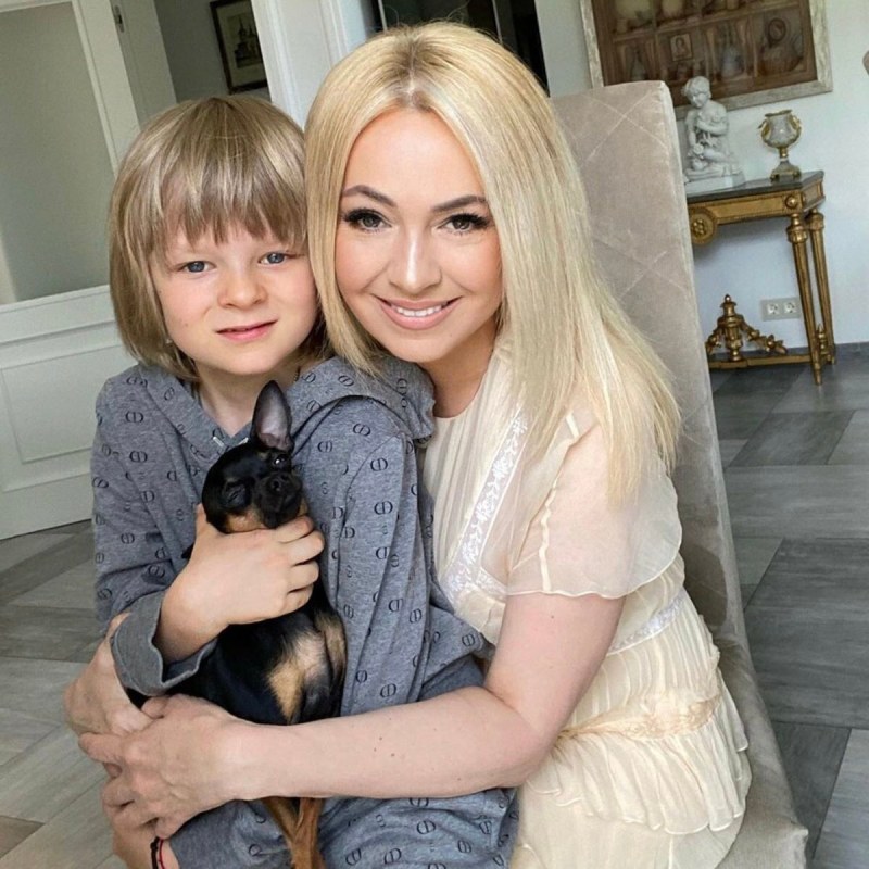 Yana Rudkovskaya and Gnomych