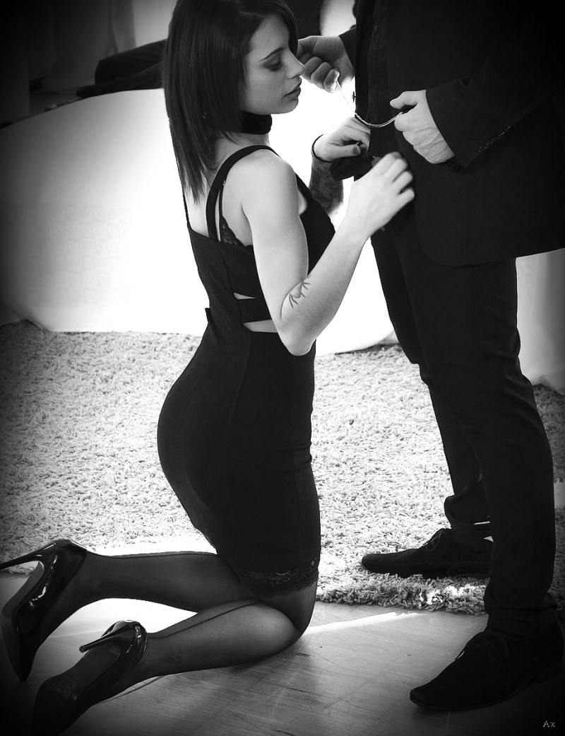 The girl is on the knees