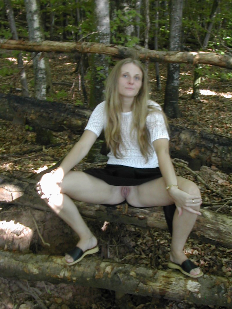 Young girl 13 14 15 in the country without panties