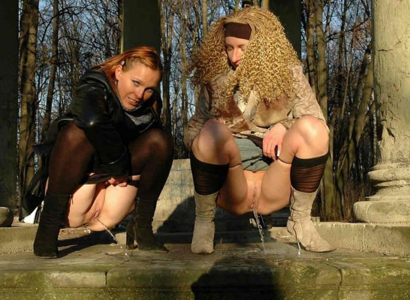 Women's pissing from above