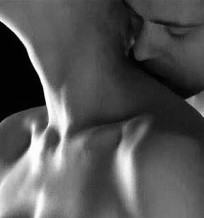 Kisses a girl in the neck