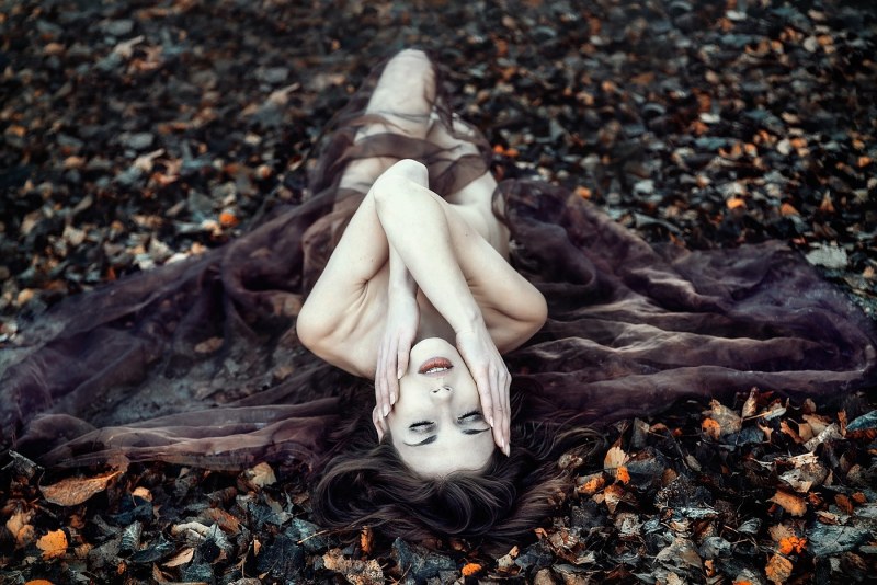 Naked lies in the foliage of nude