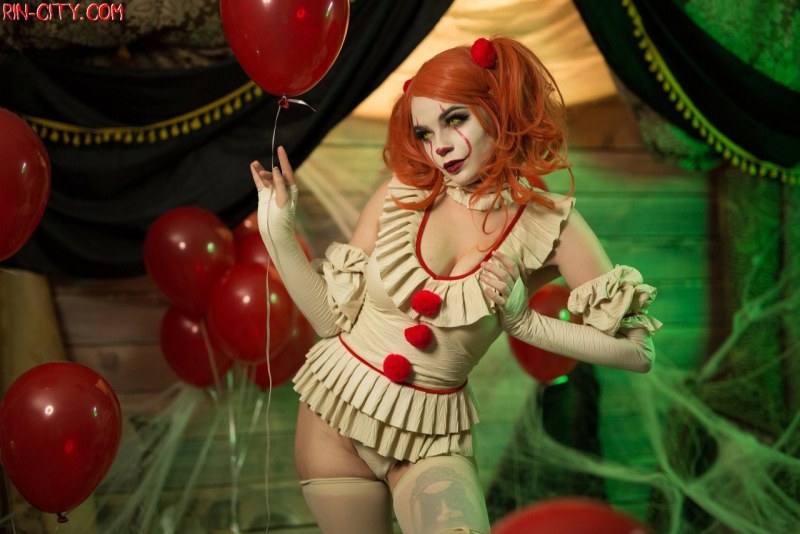 Pennywise Cosplay Girls