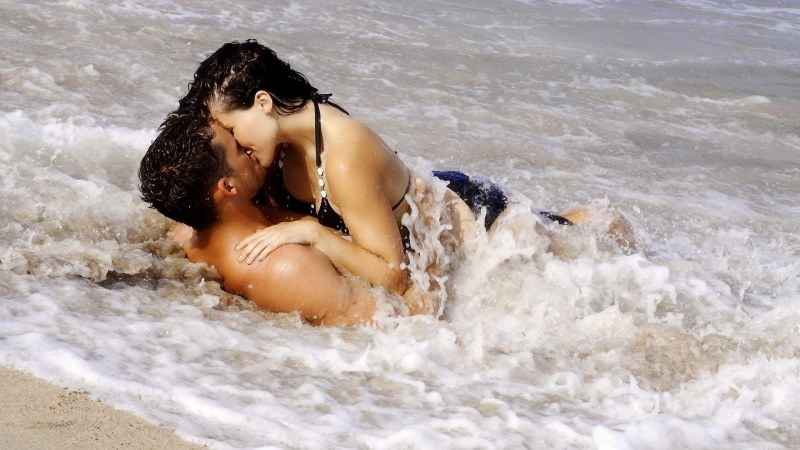 A kiss on the seashore