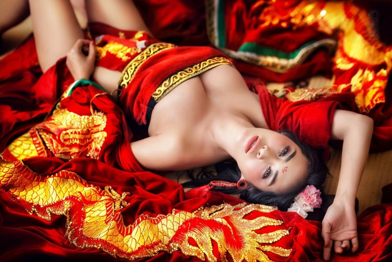 Covers the face with a fan art