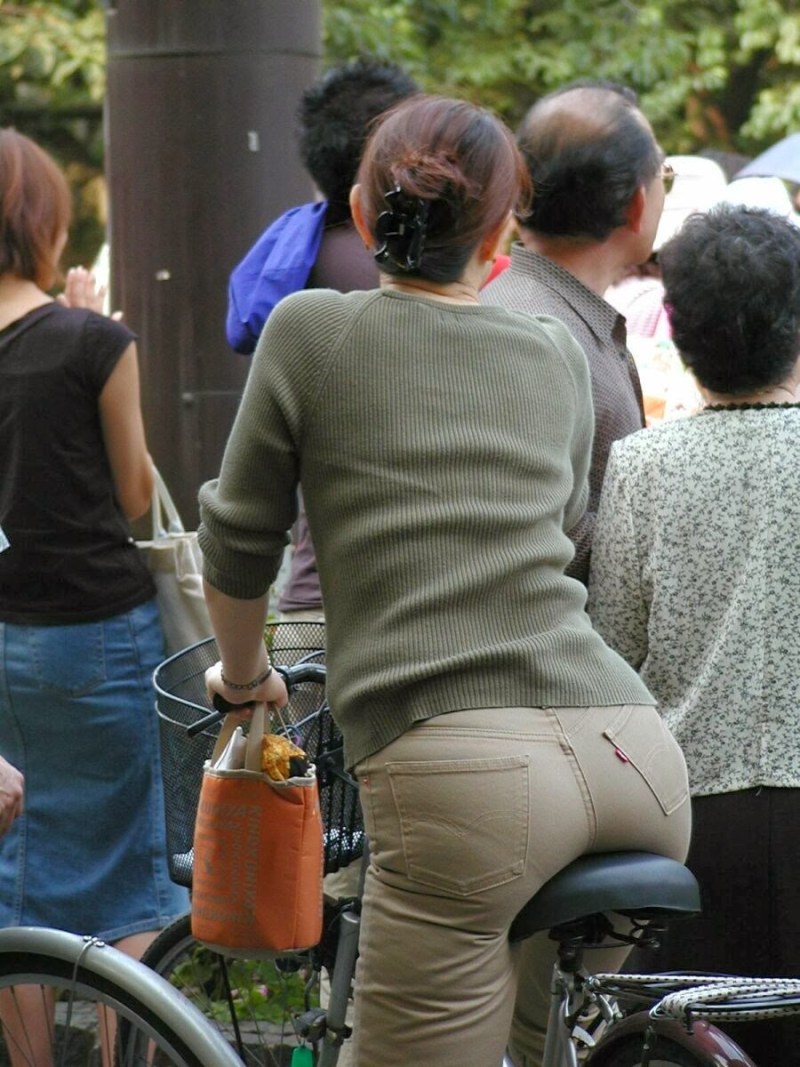 Ariadna majewska in shorts