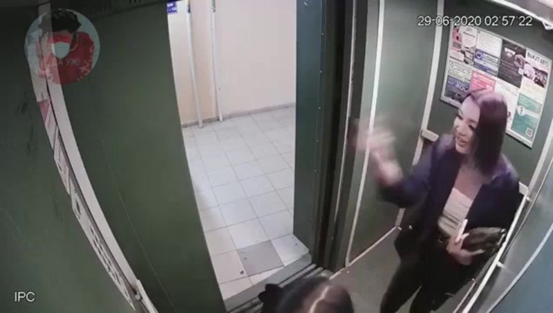 The girl pierced the elevator