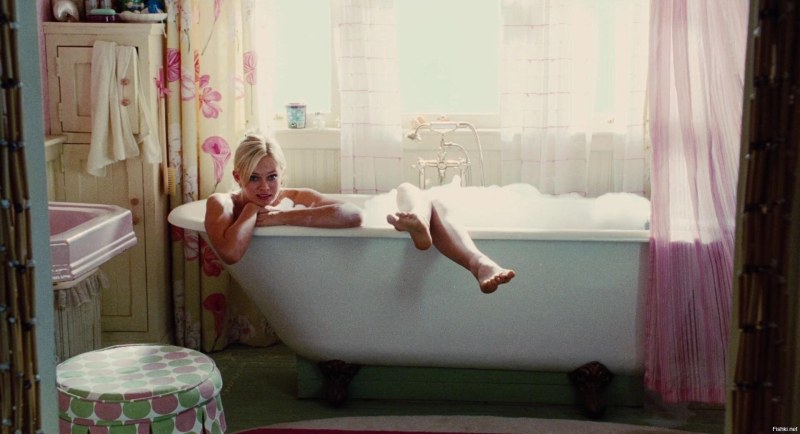 Emma Roberts Aquamarin in the bathroom