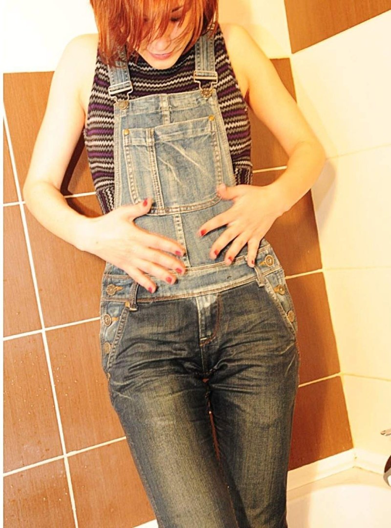 Pee Women in jeans