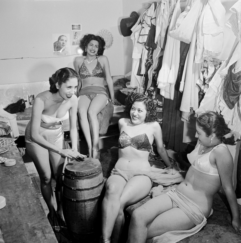 Retro women with boys