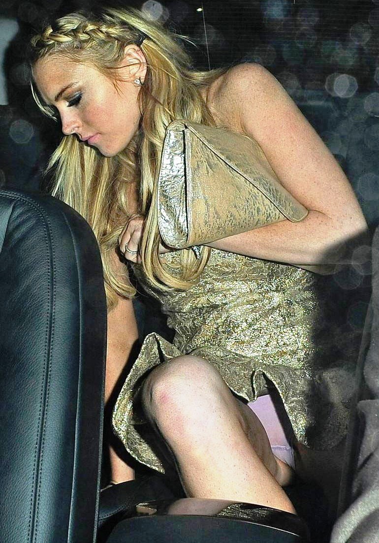 Girls without panties spied